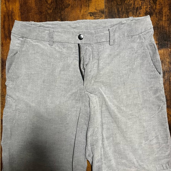 lululemon athletica Gray Men Shorts Flat Front - Picture 1 of 4